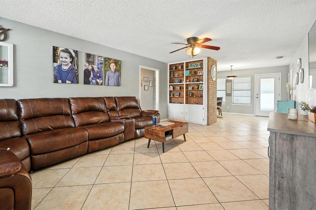 5317 Hunters Circle