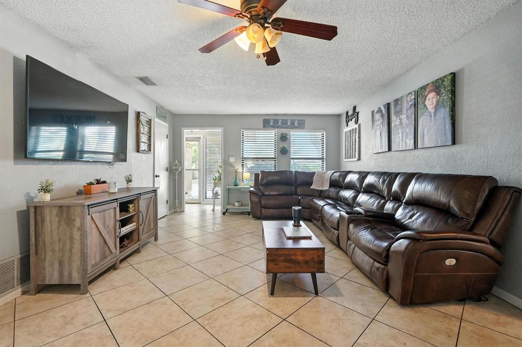 5317 Hunters Circle