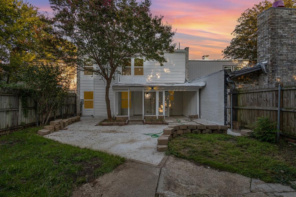 2104 Fleur De Lis Court