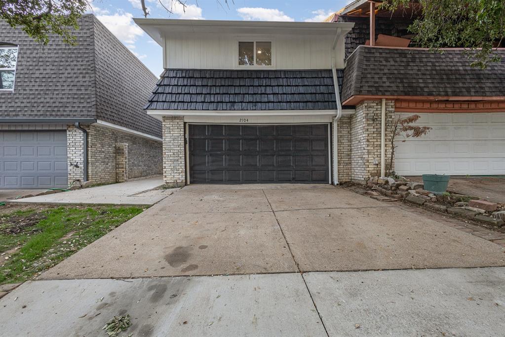 2104 Fleur De Lis Court