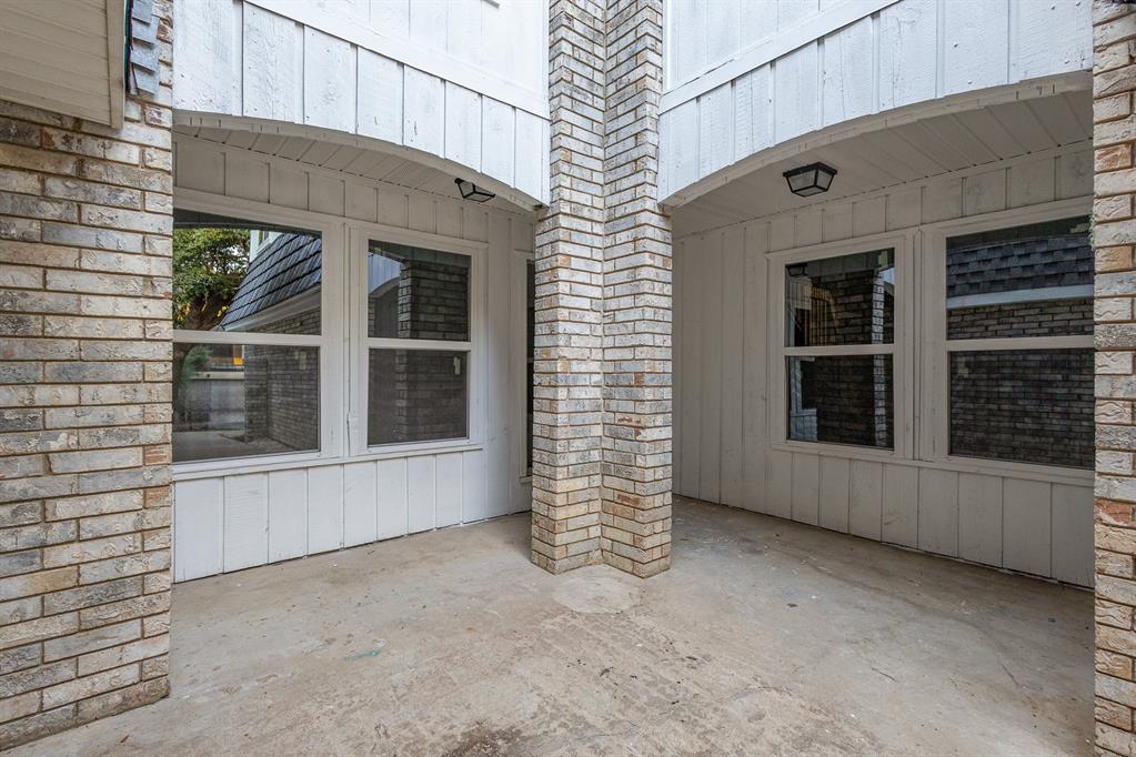 2104 Fleur De Lis Court