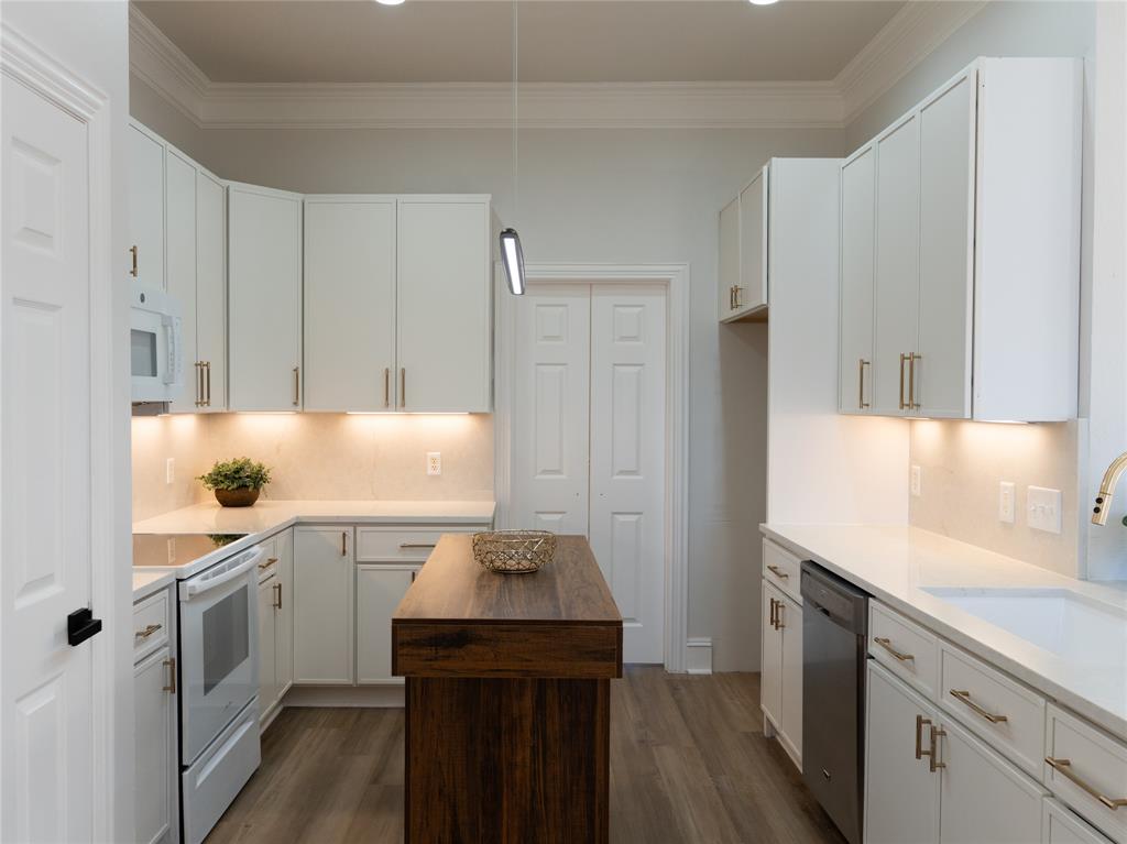 1390 Shores Boulevard