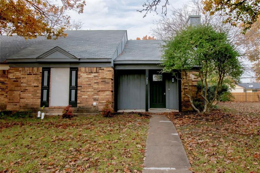 This 2 bedroom 2 bath duplex welcomes you in to a spacious living and dining area with high ceilings, renovated floors, and updated fixtures. Both bedrooms are roomy with plush carpets and plenty of closet space! The kitchen comes equipped with lots of cabinet space as well as an updated stove and dishwasher. Master bedroom opens up to the covered back porch and fenced yard as well as private parking for 2 cars! Conveniently located only minutes away from all of your shopping and dining needs!

Everyone 18+ must apply
Credit and background checks for all applicants (Min 600 credit score, No felonies, No evictions)