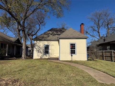 Photo of 917 W Sears Street, Denison, TX 75020 (MLS # 21124337)
