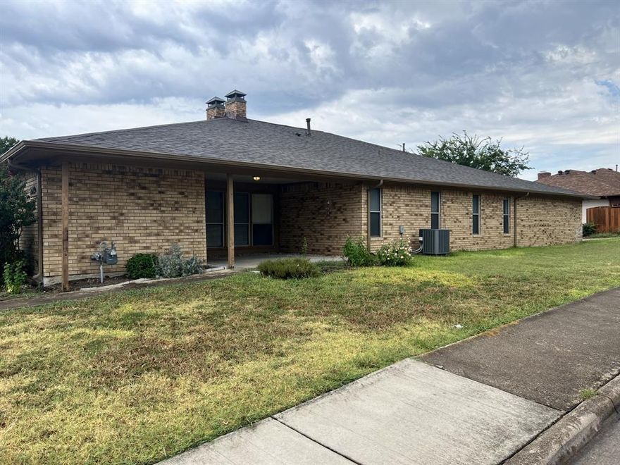 Updated with fresh paint, new countertops and flooring.  Bright 3 bedroom, 2 bath duplex with a large living area with fireplace, dining room, kitchen and spacious master bedroom.  Rear facing 2 car garage and plenty of street parking in this cul-de-sac.  Close to parks, schools and employment.  Updated with fresh paint.  Bright 3 bedroom, 2 bath duplex with a large living area with fireplace, dining room, kitchen with refrigerator and spacious master bedroom.  Rear facing 2 car garage and plenty of street parking in this cul-de-sac.  Close to parks, schools and employment.