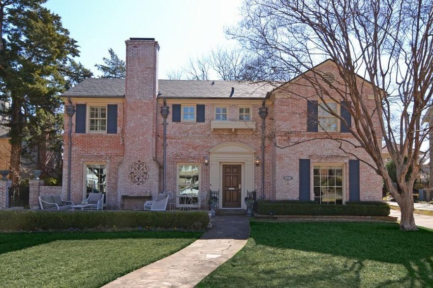 One of Lakewood's best streets, make this 4 bedroom 3 and a half bathroom home your own. This beautiful Georgian fits on a .37acre lot with an updated kitchen and master bathroom, 4 second floor bedrooms and 3 living areas downstairs as well as 2 fireplaces. Bring your designer and make this home your own. All offers are As Is
Agent to meet 2 hours notice