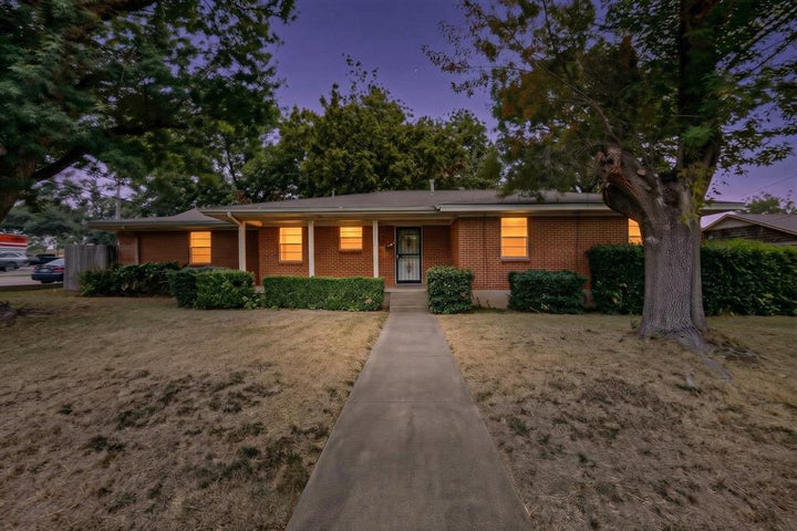 Photo 1 of 39 — 101 Spinner Circle, DeSoto, TX 75115
