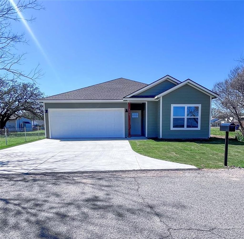 Photo of 729 N 9th Avenue, Denison, TX 75021 (MLS # 21215033)