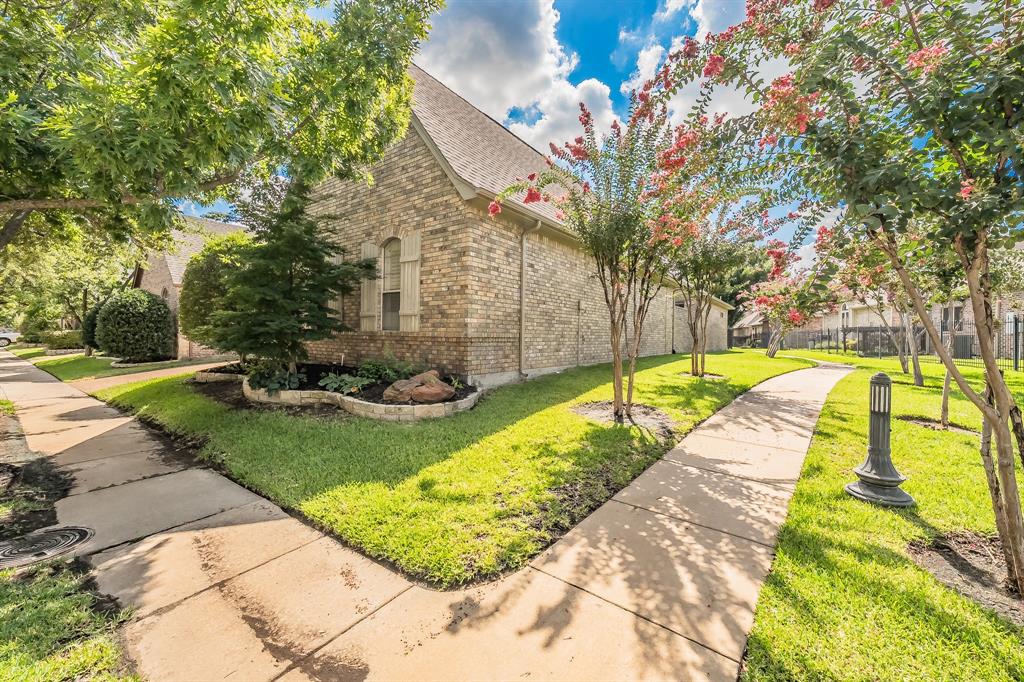 210 La Fontaine Lane