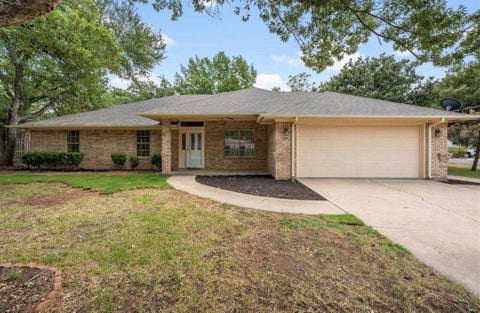 Photo of 3906 Cimmaron Trail, De Cordova, TX 76049 (MLS # 21422278)