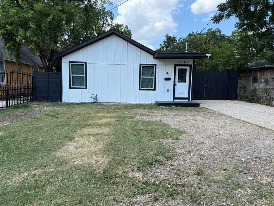 Move-in ready!!! Remodeled single story exhibits a fabulous open split floor plan. 3BR, 2BA, 10ft ceiling throughout.  Kitchen has granite countertops, and island, recessed lighting throughout, separate utility room, vinyl flooring throughout and ceramic in baths. Master suite offers walk-in shower with and walk-in closet. Large fenced yard, new Low-E windows and HVAC system.