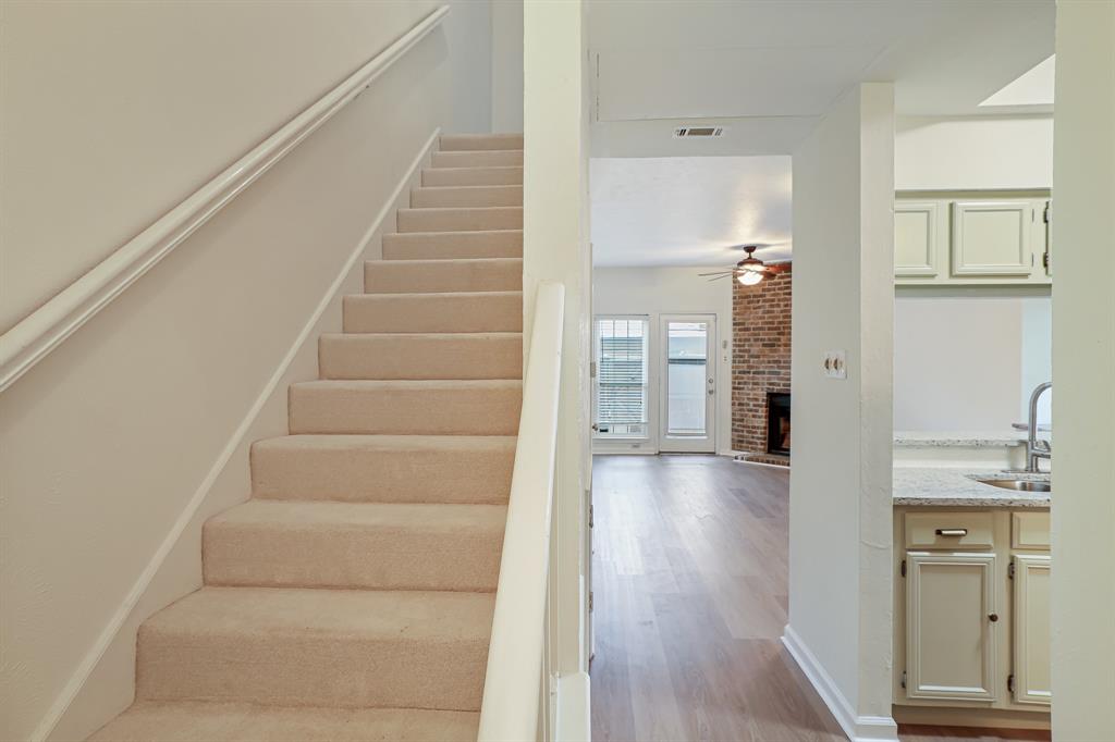 Glen Oaks Twnhms Condo - Residential