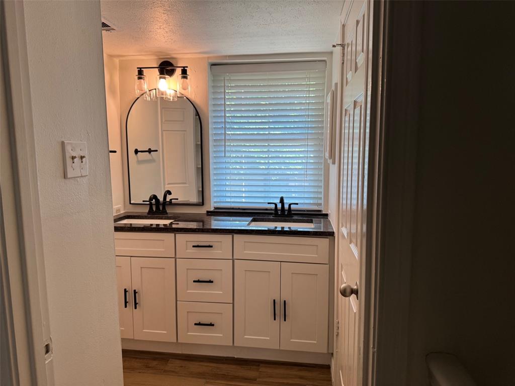 Glen Oaks Twnhms Condo - Residential