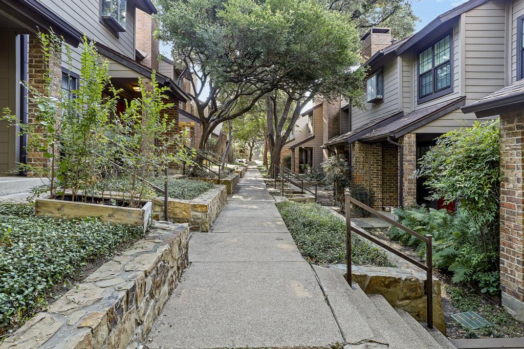 Glen Oaks Twnhms Condo - Residential