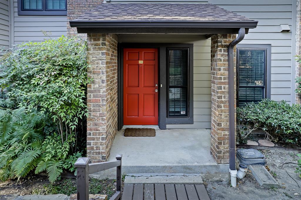 Glen Oaks Twnhms Condo - Residential