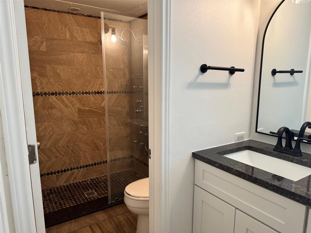 Glen Oaks Twnhms Condo - Residential