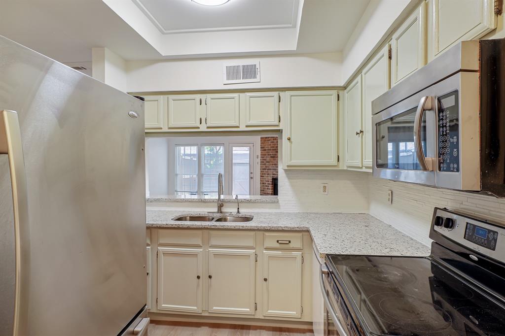 Glen Oaks Twnhms Condo - Residential