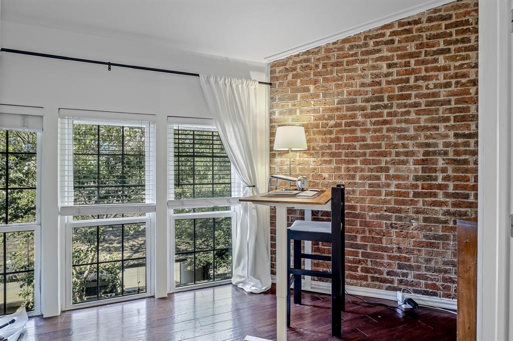 Glen Oaks Twnhms Condo - Residential