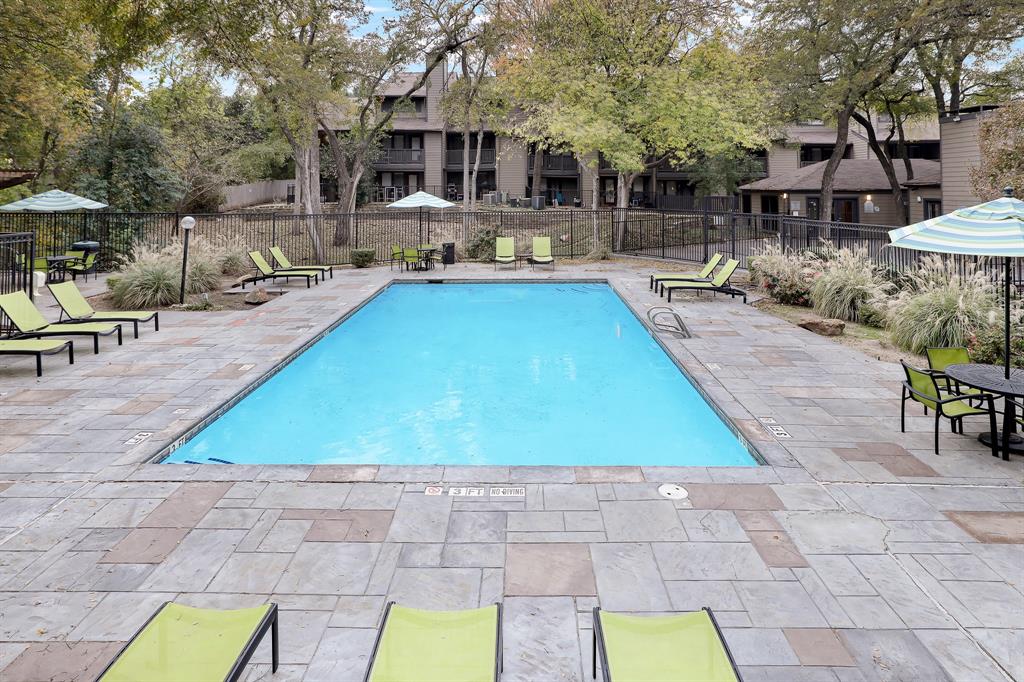 Glen Oaks Twnhms Condo - Residential