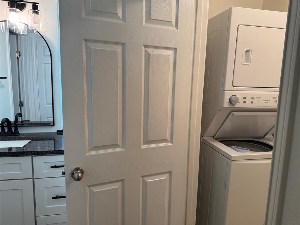 Glen Oaks Twnhms Condo - Residential