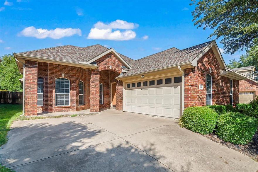 Move-in Ready 1 story in Frisco ISD, walking distance to Ogle elementary, two community pools and multiple neighborhood parks, hike and bike trails.  Open floor plan with a study and a covered patio make this a perfect home for entertaining.  Kitchen features stainless steel appliances, walk in pantry and upgraded cabinets with rope trim.  Primary bedroom has a large walk-in closet, separate shower and dual sinks.   Beautiful mural in one of the split secondary bedrooms.  Close to dining, shopping and entertaining.

New Roof 2019, new HVAC 2023, New carpet and flooring.  Refrigerator, Washer and Dryer will covey with the property. *** PROJECTED GO LIVE OCT 10 ****