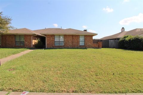 Photo of 1234 Mockingbird Lane, DeSoto, TX 75115 (MLS # 21197410)