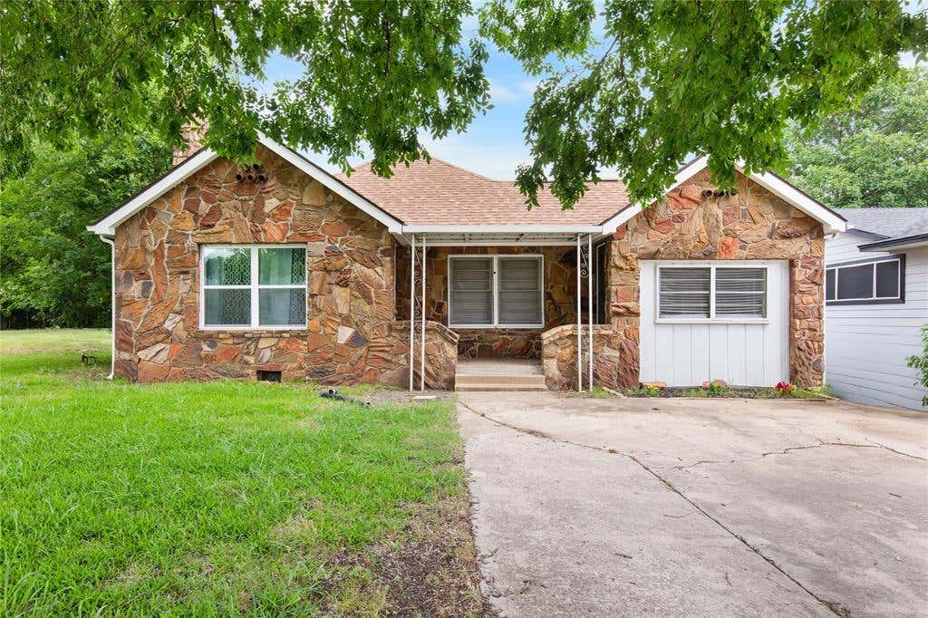 Photo of 1211 N Harrison Avenue, Sherman, TX 75090 (MLS # 21300985)