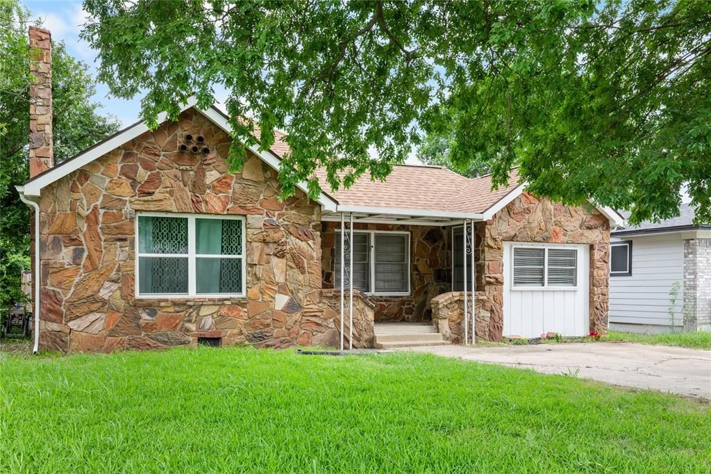 Photo of 1211 N Harrison Avenue, Sherman, TX 75090 (MLS # 21300985)
