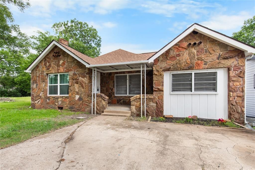 Photo of 1211 N Harrison Avenue, Sherman, TX 75090 (MLS # 21300985)