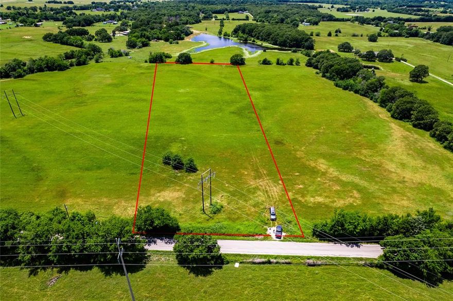 Just under 6 acres, only 10 minutes to Mabank, 1 hour to Dallas, and near Canton, TX. City water access is available at the road with a will-serve letter in place. Enjoy easy access via paved roads and a peaceful setting—perfect for building your dream home.