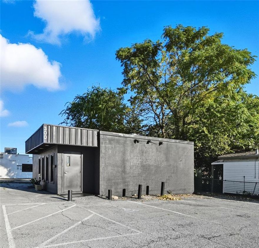 Prime stand-alone commercial building located in downtown Fort Worth, just minutes from the Hospital District. This versatile property is ideal for office use or a small retail business. The layout includes a welcoming reception area, two private offices, a storage area, and a bathroom. The building offers ample on-site parking for staff and visitors. Excellent location with high visibility and easy access to major roads, dining, and other local amenities. A great opportunity to establish your business in one of Fort Worth’s most sought-after areas.