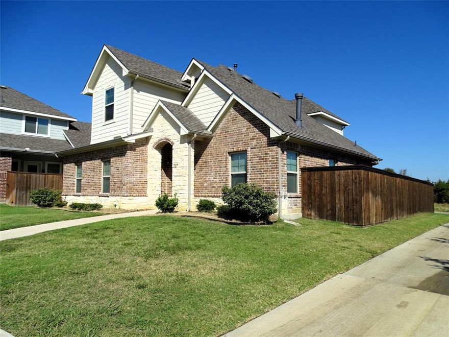 4 bedrooms OPEN FLOOR PLAN with a chic style locates at a Cul-De-Sac lot.  Granite kitchen with stainless appliances. Wood like tile throughout the living room, dinning room and kitchen. Master suite offers spacious room with spa bath featuring over-sized shower, dual sinks, granite counter and walk-in closet. Walking distance to nostalgic downtown Celina with shopping, dining and weekly activities!