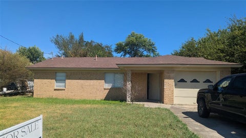 Photo of 311 Water Street, Whitesboro, TX 76273 (MLS # 21331835)