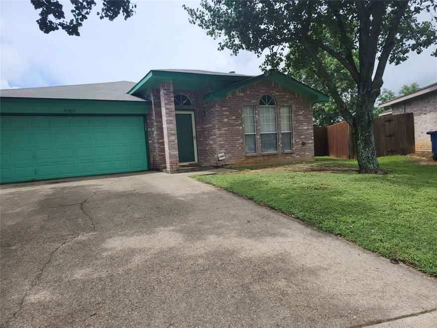 Just right for first time buyers. Vaulted ceilings, formal dining and formal living.  All  bedrooms have walk in closets.  Garden tub with separate shower in master bath.  Breakfast bar in kitchen.  Huge backyard with rock and stone patio.  Another area in backyard ideal for storage shed.  Great for family gatherings.