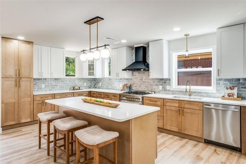 Photo of 237 Easton Road, Dallas, TX 75218 (MLS # 21169692)