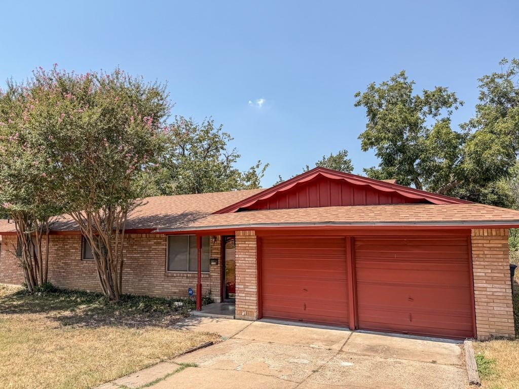 Photo of 5720 Walla Avenue, Fort Worth, TX 76133 (MLS # 21375021)