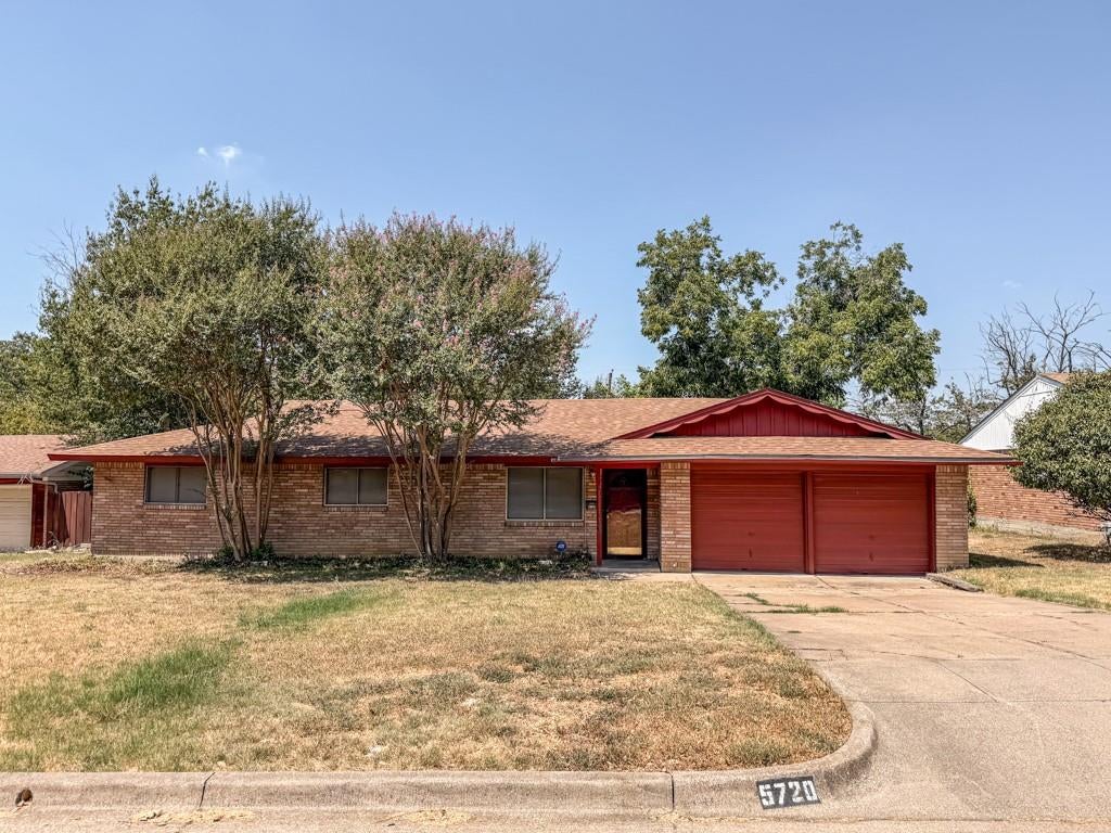 Photo of 5720 Walla Avenue, Fort Worth, TX 76133 (MLS # 21375021)