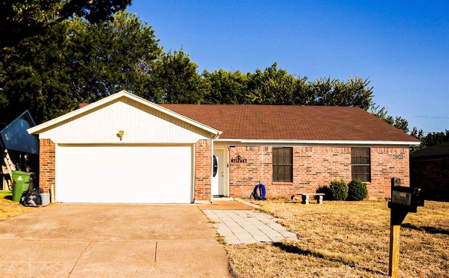 Welcome home! This charming and freshly updated 3-bedroom, 2-bath home offering 1,550 sq. ft. of comfortable living space. Step inside to find brand-new tile flooring, fresh interior paint, and a cozy fireplace perfect for relaxing evenings. The home has been professionally cleaned and is completely move-in ready.
Located in a quiet neighborhood of South Arlington, this home offers easy access to everyday conveniences. Enjoy being just minutes from The Parks Mall at Arlington, Arlington Highlands, and a variety of restaurants, grocery stores, and shopping centers.