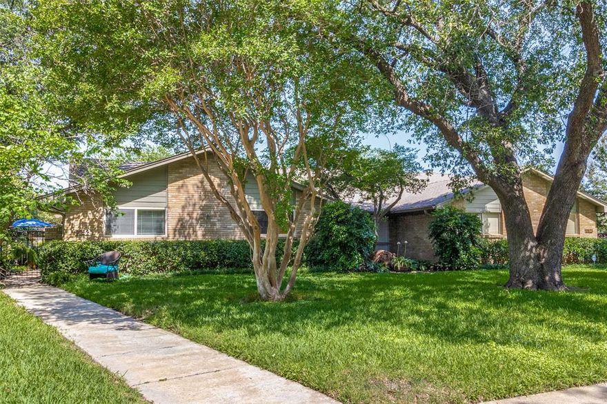 Luxurious soft contemporary renovated and impeccably designed by owner, a former ASID designer. Step inside the gate to English Garden style L shaped side & back yard with lush landscape and large patio area ideal for entertaining. This wonderful home w-open living area is highlighted w-vaulted ceilings, fireplace & atrium doors leading to private yard. Updated kitchen showcases a commercial Viking duel fuel 6 burner range & vent, SS appliances, black matte granite counters, Shaker panel 42'' kitchen cabinets & opens to living area. The dining area is perfect for entertaining. Inviting owner's suite with large updated en-suite bath w-separate shower, dual sinks and a walk-in closet. Two additional bedrooms with hall bath complete the bedroom wing.
UPDATES - Energy Star windows, roof 2023, drain & sewer lines installed 2023, radiant barrier, Trane HVAC, reworked ducting, FRESH INTERIOR PAINT and more.