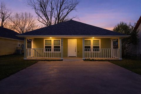 Photo of 503 Washington Avenue, McGregor, TX 76657 (MLS # 21210779)