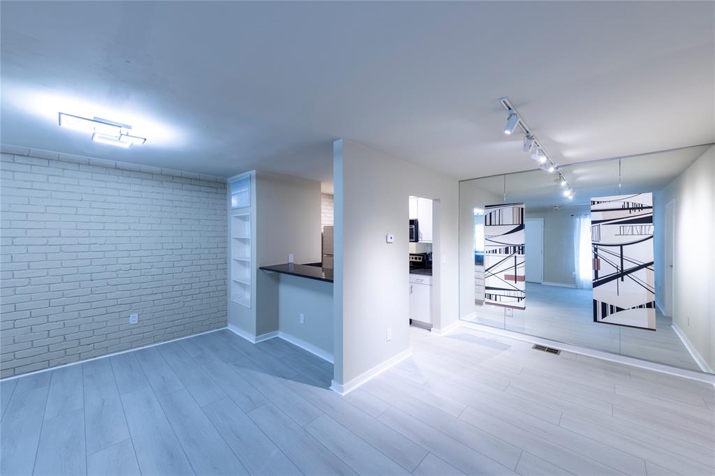 4231 Travis Street 31