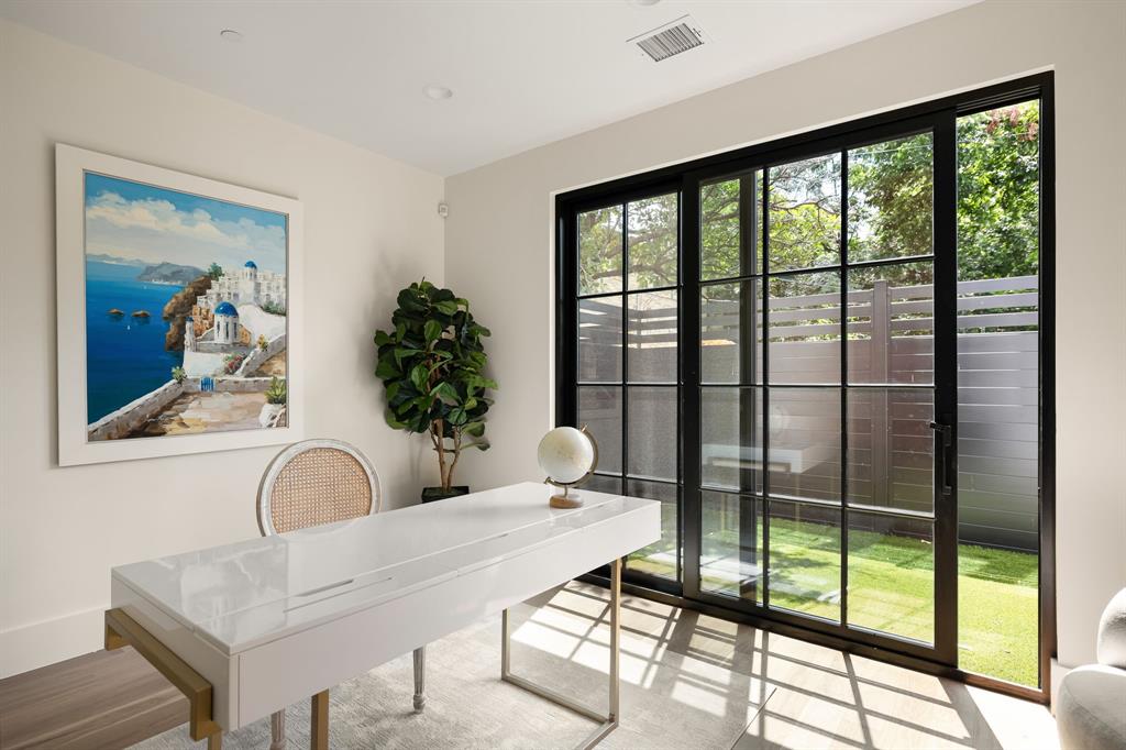 3939 Hawthorne 103