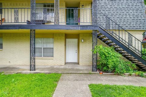 Photo of 5201 Curzon Avenue #9, Fort Worth, TX 76107 (MLS # 21239368)