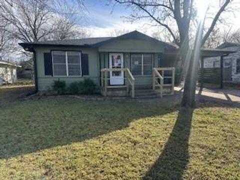 Photo of 208 Bagin Street, Whitesboro, TX 76273 (MLS # 21164994)
