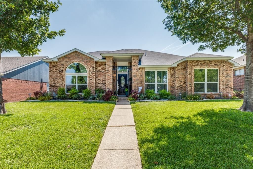 Photo of 2020 Meadowbrook Drive, Mesquite, TX 75149 (MLS # 21099263)