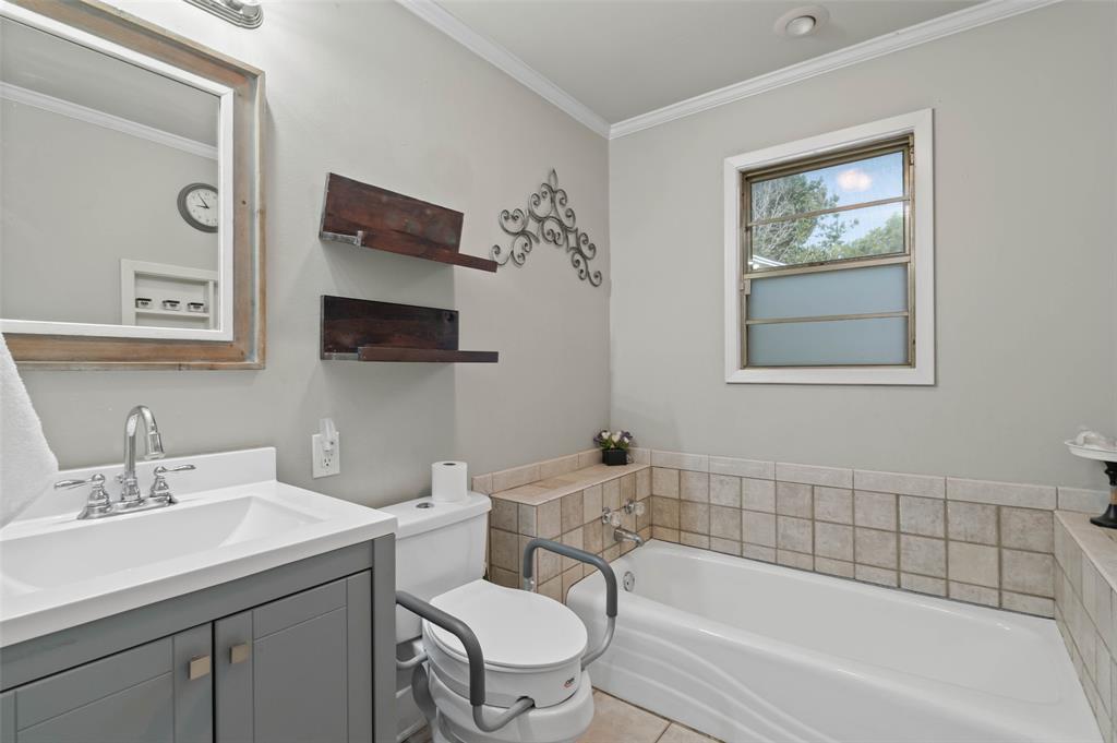 Photo 9 of 21 of 1312 W Day Street house