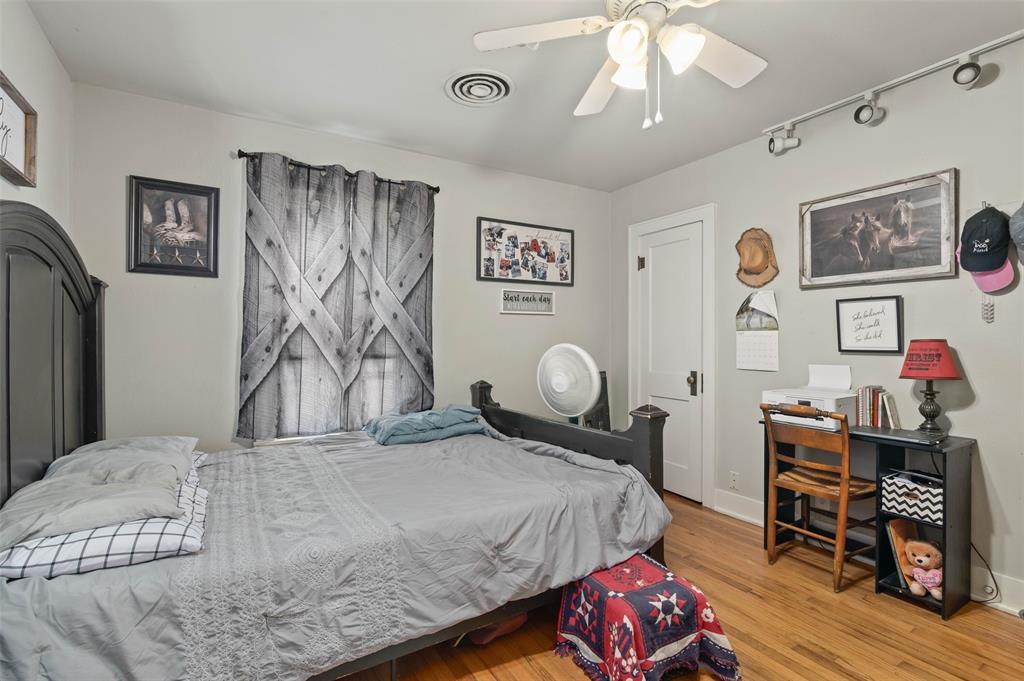 Photo 17 of 21 of 1312 W Day Street house