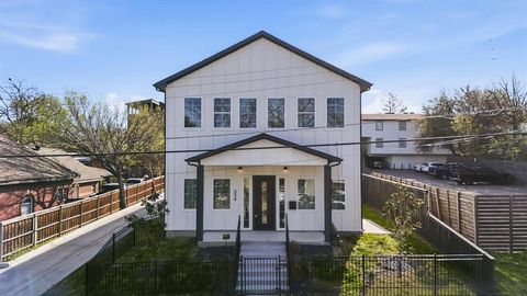 Photo of 324 N Patton Avenue, Dallas, TX 75203 (MLS # 21210618)