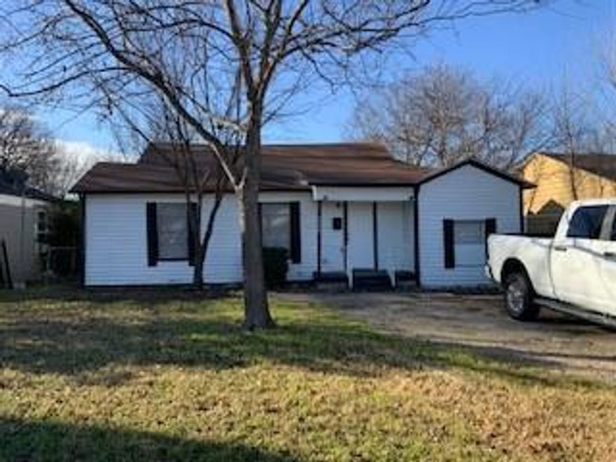 Charming 3 Bedroom 2 bath home with granite kitchen counter tops, wood and carpet flooring and spacious back yard.  Located near schools and major freeways.