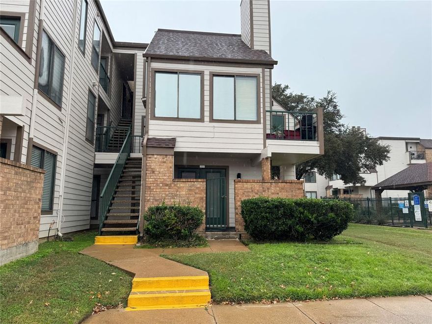 Beautiful 1 bed 1 bath condo in Arlington Oaks Community. Plank flooring throughout, new ceiling fans and lighting fixtures, granite countertops. All appliances including stackable washer and dryer and refrigerator. Private porch with extra outdoor storage closet. Assigned parking. Pool amenity access. Just minutes from UTA,  ATT Stadium, Arlington Live and Globe Life Field.
Half off first months rent with a 14 month lease!